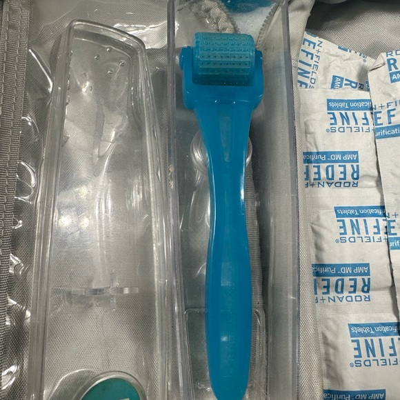 Rodan & Fields Micro exfoliating Roller (2) with travel case - Picture 2 of 4